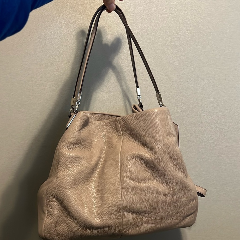 Coach tan purse. In great condition with tons of pockets